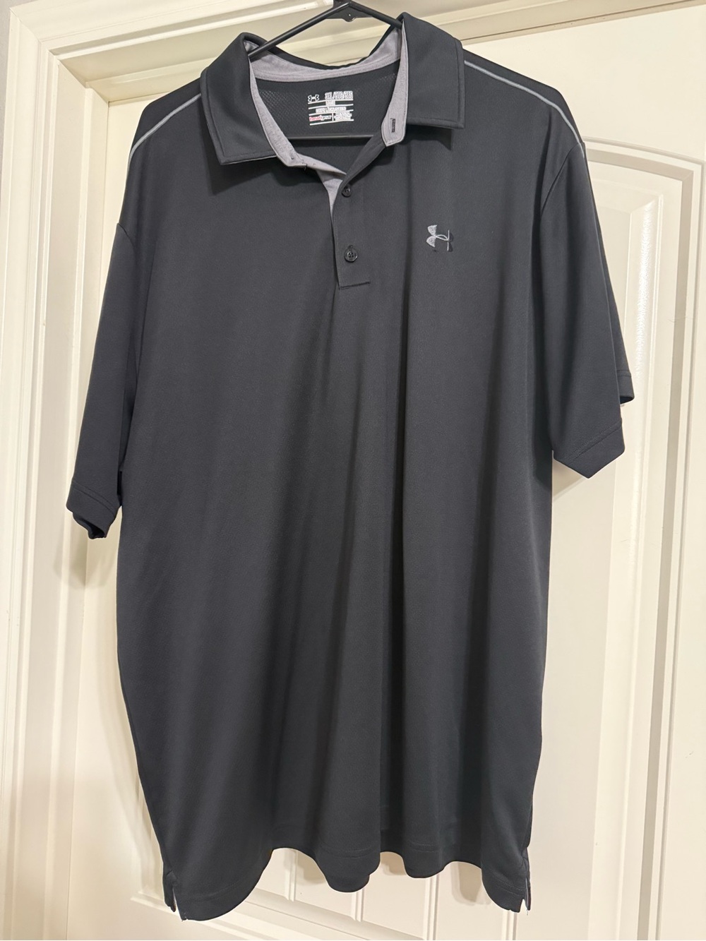 Under Armour Men’s Loose HeatGear Button-Down Shirt - Black & Gray